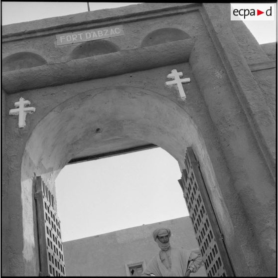 Vue sur la porte d'entrée du fort d'Abzac dans la région de Ghadamès.