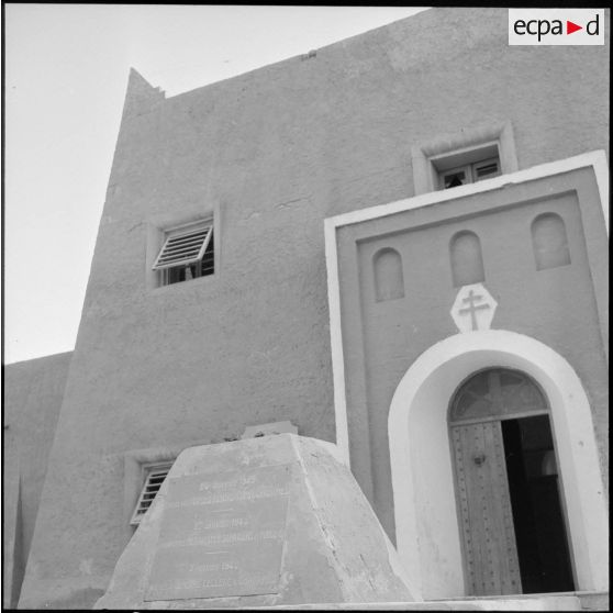 Plaque commémorative dans la cour du fort d'Abzac à Ghadamès, à la frontière algéro-tunisienne.