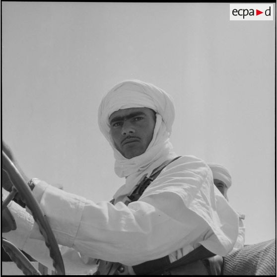 Portrait d'un soldat Targui d'une compagnie Saharienne conduisant un véhicule près de Ghadamès.