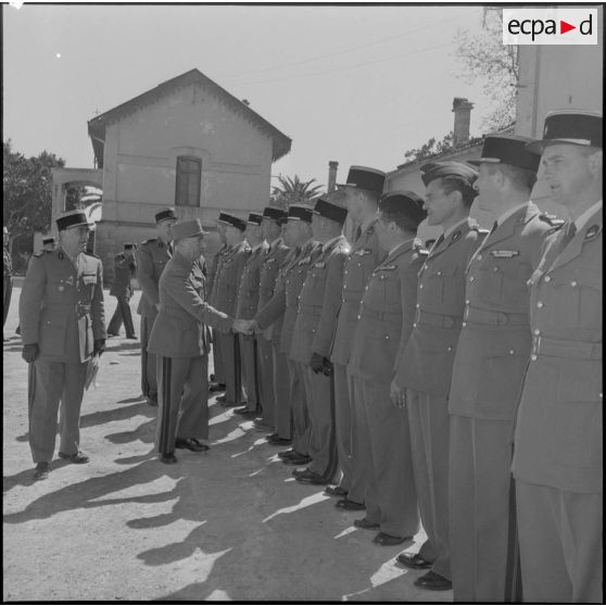 Poignée de main entre un général de division et un officier du groupe de transport 520 (GT 520) à Beni-Messous.