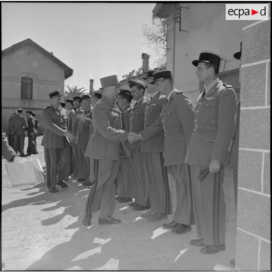 Poignée de main entre un général de division et un officier du groupe de transport 520 (GT 520) à Beni-Messous.