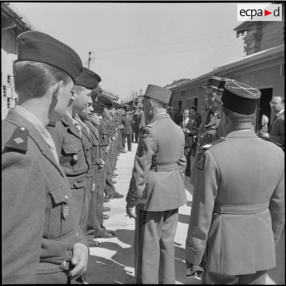 Revue des troupes du groupe de transport 520 (GT 520) par un général de division à Beni-Messous.