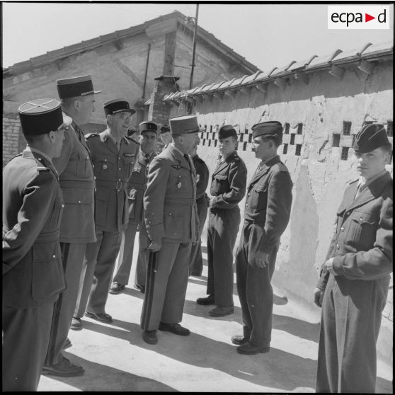 Revue des troupes du groupe de transport 520 (GT 520) par un général de division à Beni-Messous.