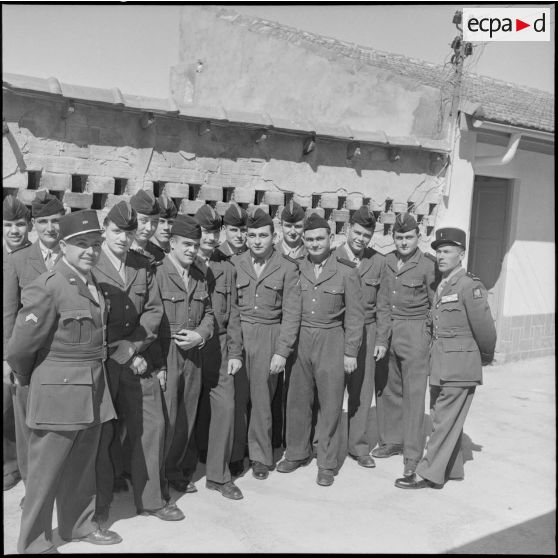 Portrait de groupe de soldats du groupe de transport 520 (GT 520) à Beni-Messous lors de la visite d'un général de division.