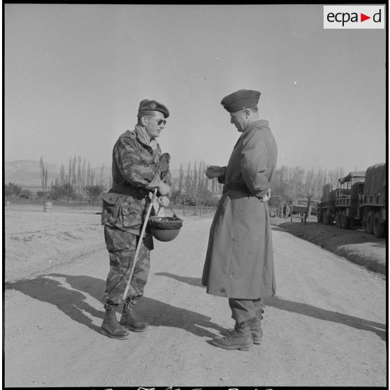 Conversation entre le colonel de Galbert et un capitaine du 1er régiment étranger de parachutiste (REP) lors d'une opération dans le Djebel Chelia (Aurès).