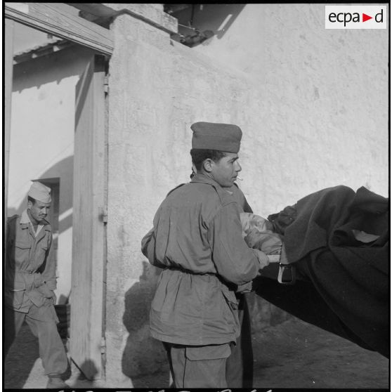 Soldat blessé lors d'une opération combinée dans le Djebel Chelia (Aurès).