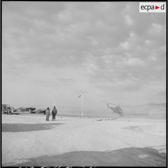 Atterrissage d'un hélicoptère Sikorsky H-19 sur un terrain d'aviation lors d'une opération près du Djebel Chelia (Aurès).