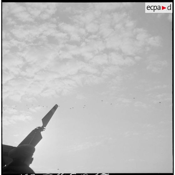 Parachutage de vivres sur le djebel Chelia lors d'une opération combinée.