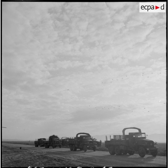 Parachutage de vivres sur le djebel Chelia lors d'une opération combinée.