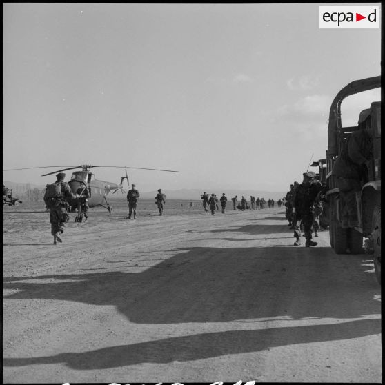 Progression à pieds vers Kenchela des soldats du 1er régiment de chasseurs parachutistes (RCP).