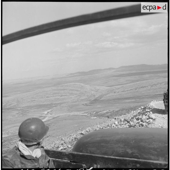 Soldat du 1er régiment de chasseurs parachutistes (RCP) observant le djebel Chelia dans un camion lors d'une opération combinée.