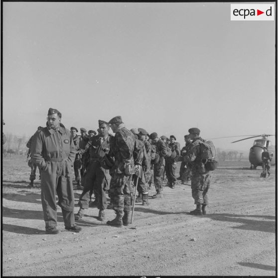 Progression à pieds vers Kenchela des soldats du 1er régiment de chasseurs parachutistes (RCP).