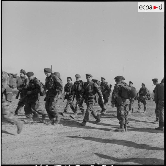 Progression à pieds vers Kenchela des soldats du 1er régiment de chasseurs parachutistes (RCP).