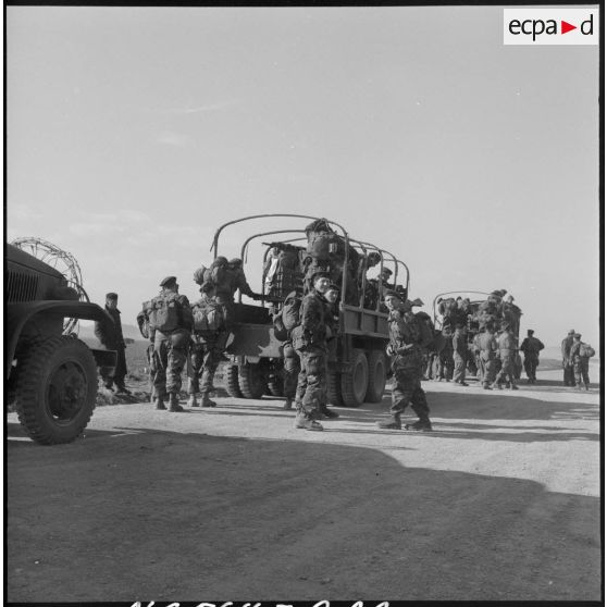 Embarquement dans des camions des soldats du 1er régiment de chasseurs parachutistes (RCP) après une opération dans le Djebel Chelia.