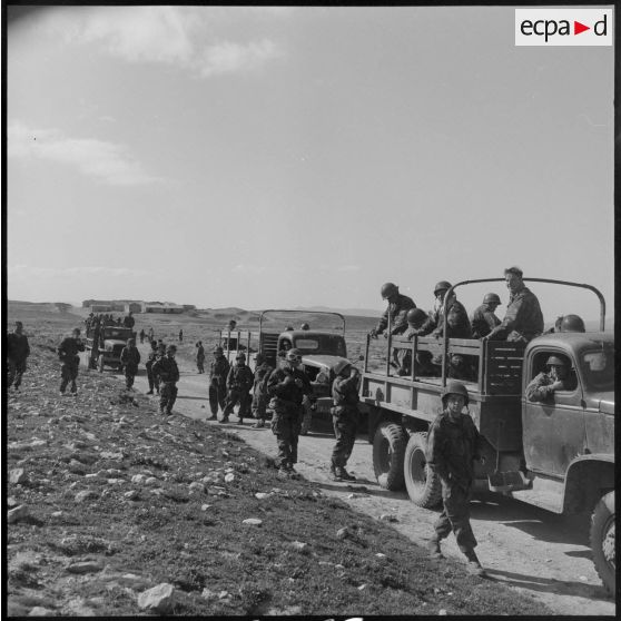 Acheminement des camions du 1er régiment de chasseurs parachutistes (RCP) vers le Djebel Chelia (Aurès) pour une opération combinée.