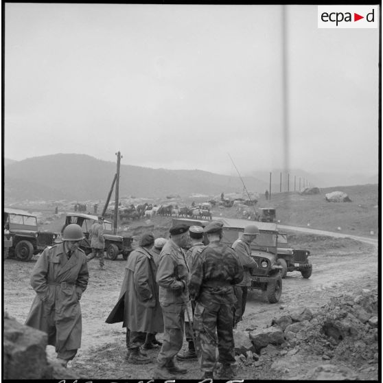 Conversation entre le lieutenant-colonel Mayer et le colonel Marguet lors d'une opération combinée dans le Djebel Chelia (Aurès).