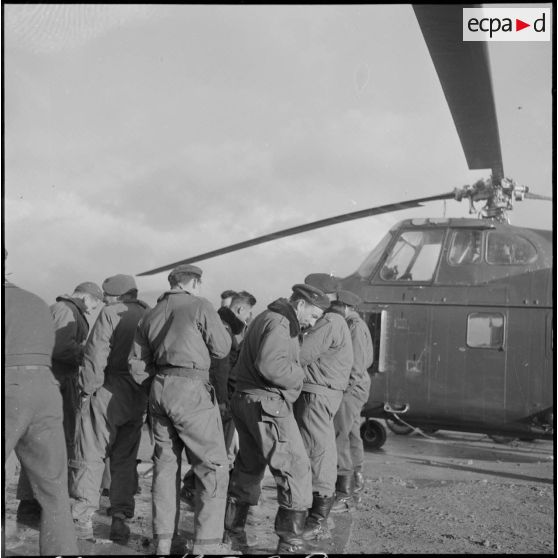 Eléments du 1er régiment étranger de parachutistes (REP) débarquant d'un hélicoptère Sikorsky H-19 dans le secteur du Djebel Chelia (Aurès).