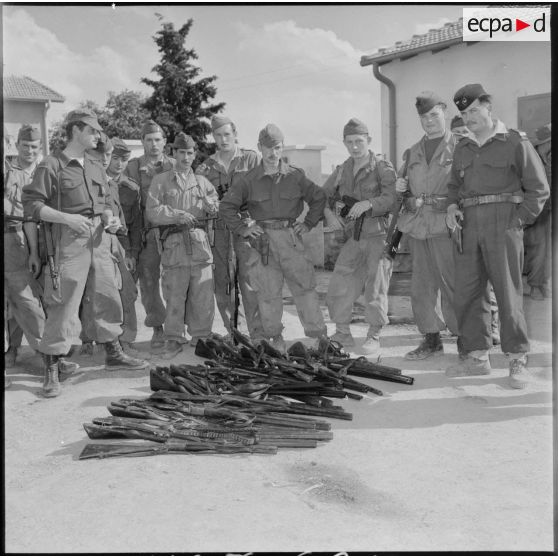 Soldats du 20e RD (régiment de dragons) posant devant les fusils de chasse pris à des indépendantistes à Souk-El-Tleta.