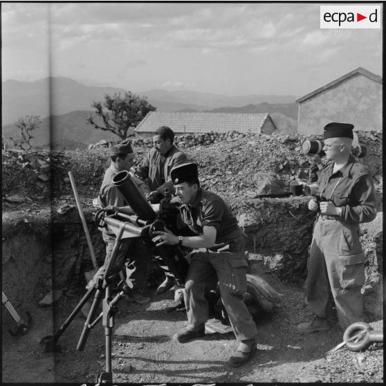 Mise en place d'un mortier Brandt de 120 mm  par des soldats du 20e RD (régiment de dragons) à Souk-El-Tleta.