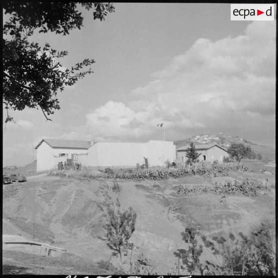 Le poste militaire de Souk El Tleta, situé en contrebas d'un village.