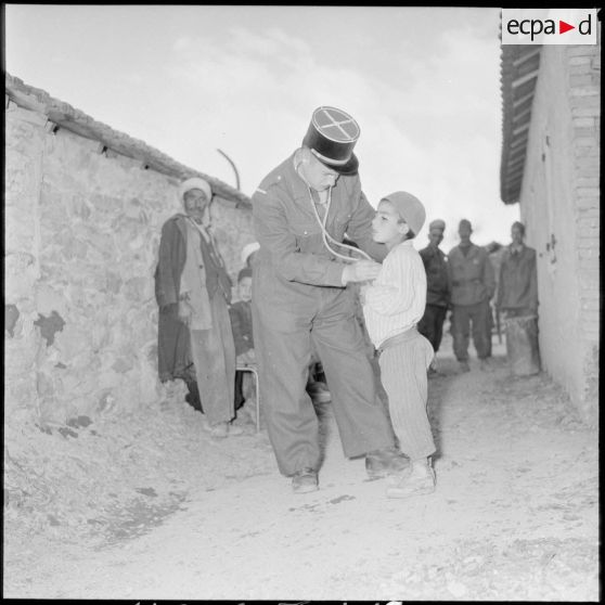 Auscultation d'un enfant par un médecin auxiliaire dans le village de Souk-El-Tleta.