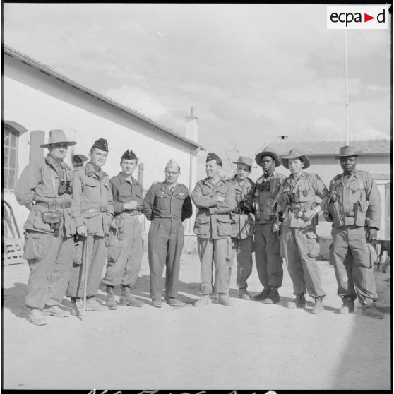 Portrait de groupe de militaires au poste de Souk-el-Tleta.