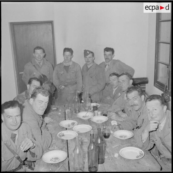 Repas des sous-officiers de la 21e compagnie du 20e RD (régiment de dragons) au poste de Souk El Tleta.