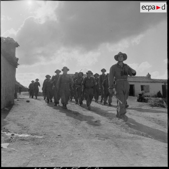 Départ d'une patrouille du RCCC (régiment colonial de chasseurs de chars), appartenant à la 7e DMR (Division mécanique rapide) à Souk-El-Tleta.