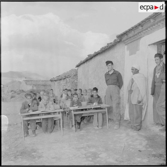 Classe de jeunes garçons Kabyles à l'école du poste de Sidi Ali (région de Barbacha).