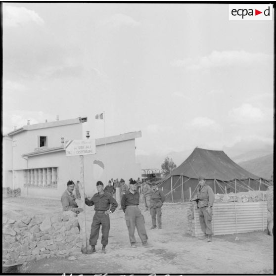 Soldats postés à l'entrée de l'école du village de Sidi Ali (région des Barbacha).