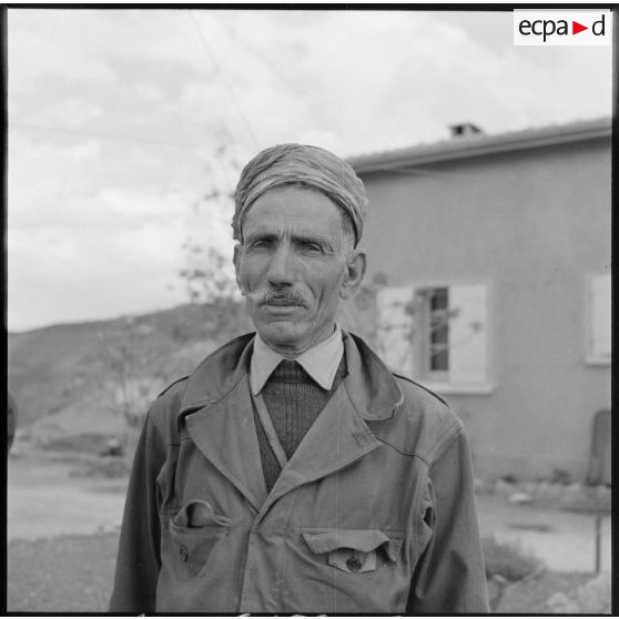 Portrait du chef surveillant des supplétifs au poste de Souk El Tleta, en Kabylie.