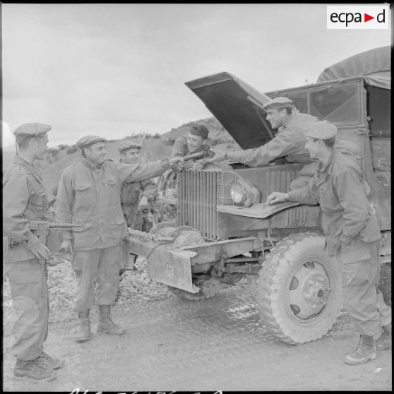 Réparation d'un camion GMC par des appelés du 3e RCA (régiment de chasseurs d'Afrique) dans la région des Barbacha.