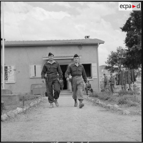 Le capitaine commandant la 2e compagnie du 20e RD (régiment de dragons) et un lieutenant quittant le poste de commandement Souk El Tleta en Kabylie.