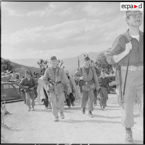 Retour d'une patrouille de reconnaissance du 20e RD (régiment de dragons) au poste de Souk-El-Tleta (Kabylie).