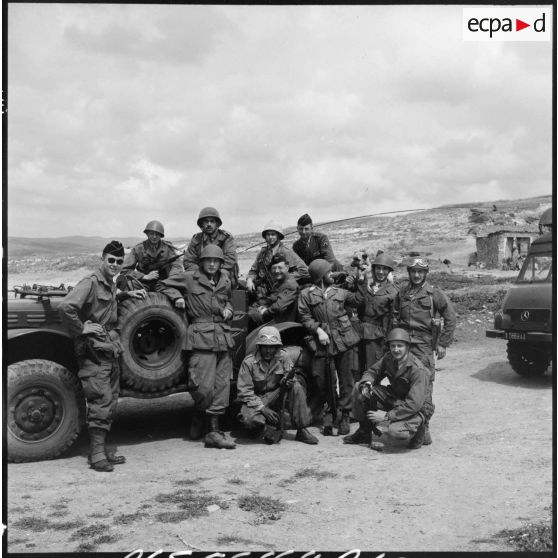 Portrait de groupe de la 57e compagnie de transmission (CTrs) posant devant un Dodge dans une mechta au sud de Sétif.