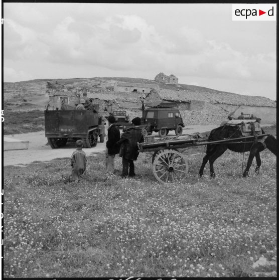 Arrivée dans une mechta au sud de Sétif d'un convoi de la 57e compagnie de transmissions de la 7e DMR (division mécanique rapide) sous le regard des villageois.