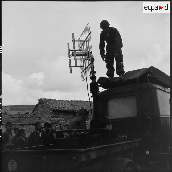 Installation d'une antenne VHF (very high frequency) dans une mechta au sud de Sétif par la 57e CTrs (compagnie de transmissions) sous le regard d'enfants.