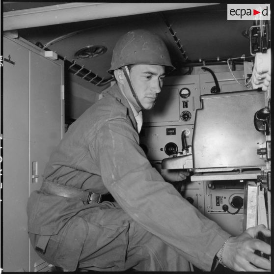 Soldat de la 57e compagnie de transmissions de la 7e DMR (division mécanique rapide) au poste radio près de Sétif.