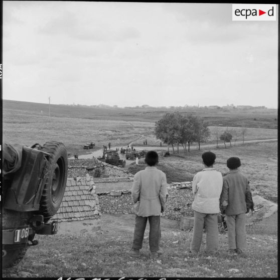 Jeunes garçons algériens observant le poste de commandement radio de la 57e CTrs (compagnie de transmission) dans une mechta au sud de Sétif.