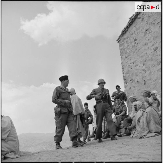 Rencontre entre le lieutenant-colonel Gomez, des soldats du 72e GA (groupe d'artillerie) et la population masculine de Bou Aoua.