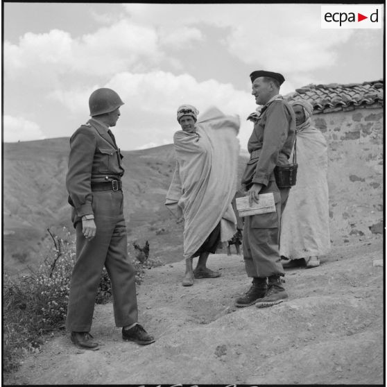 Rencontre entre le lieutenant-colonel Gomez, adjoint commandant le 72e GA (groupe d'artillerie) et des villageois de Bou Aoua.