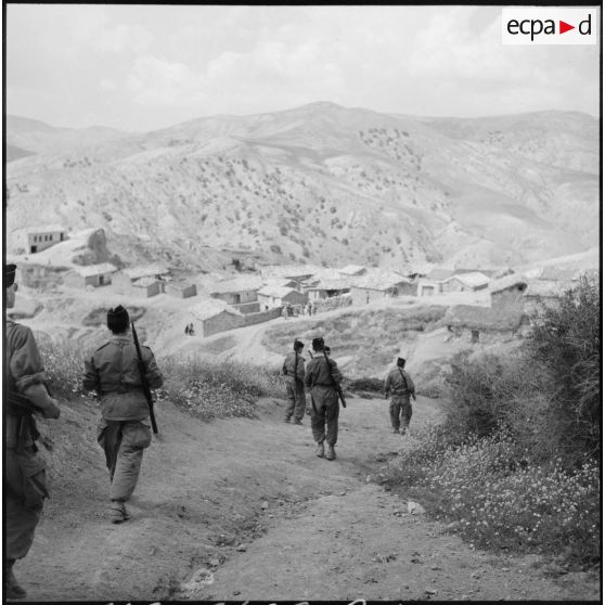 Arrivée de soldats du 72e GA (Groupe d'artillerie) dans le village de Bou Aoua.