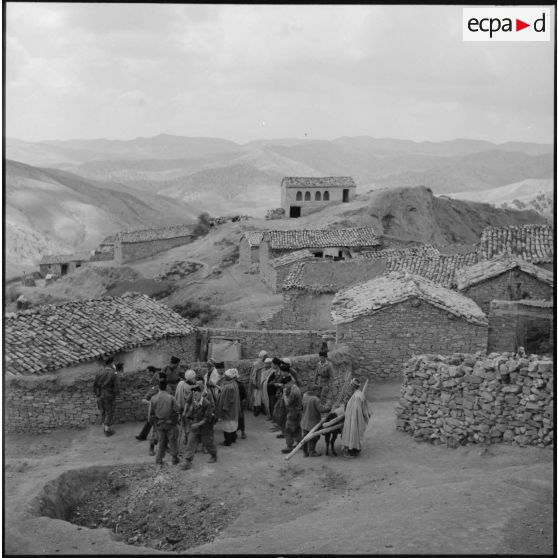 Rencontre entre des soldats du 72e GA (Groupe d'artillerie) et des villageois de Bou Aoua.