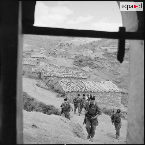 Rencontre entre des soldats du 72e GA (Groupe d'artillerie) et des villageois de Bou Aoua.