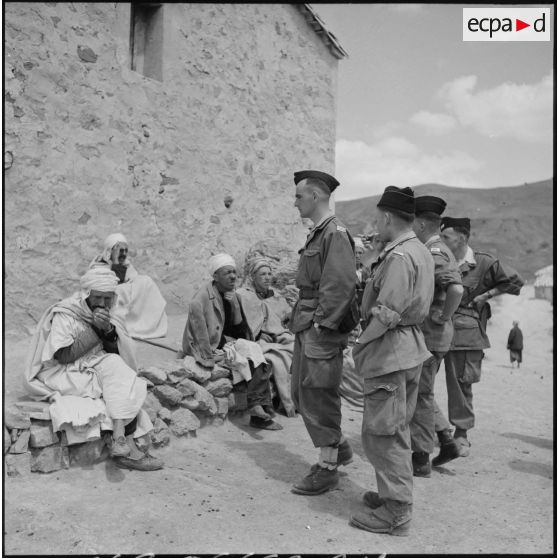 Rencontre entre des officiers du 72e GA (groupe d'artillerie) et des hommes du village de Bou Aoua.