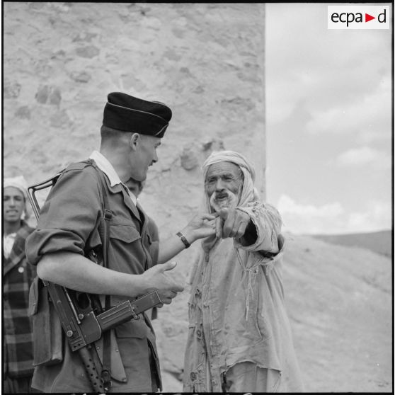 Conversation entre un soldat du 72e GA  (groupe d'artillerie) et un villageois de Bou Aoua.