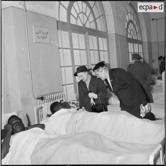 Visite de Mme Lacoste aux blessés de l'hôpital Maillot d'Alger.