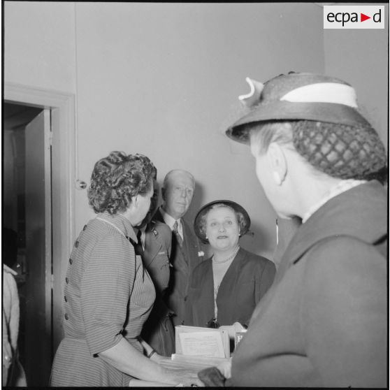 Conversation entre madame Lacoste et des femmes de la Croix Rouge lors d'une visite à l'hôpital Maillot d'Alger.