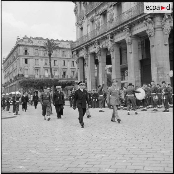 Arrivée des généraux Beaufre et Simon pour la cérémonie commémorative du 8 mai à Bône.