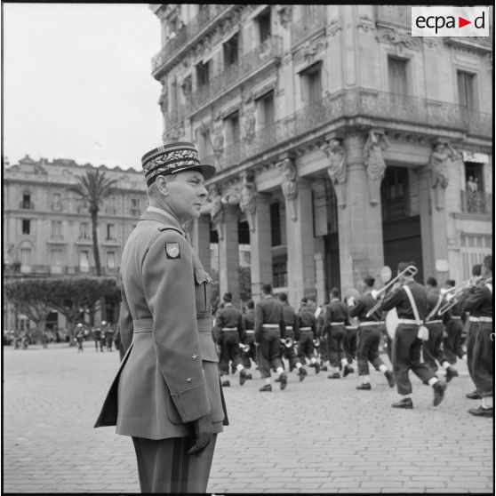 Le général Beaufre observe le défilé des troupes dans les rues de Bône à l'occasion du 8 mai.